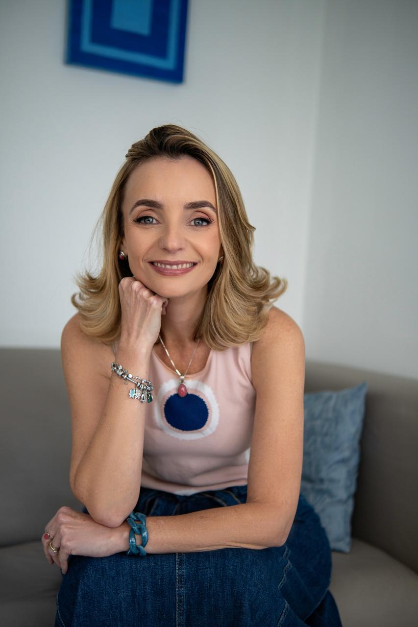 Ana Carolina Robbe Mathias em seu consultório
